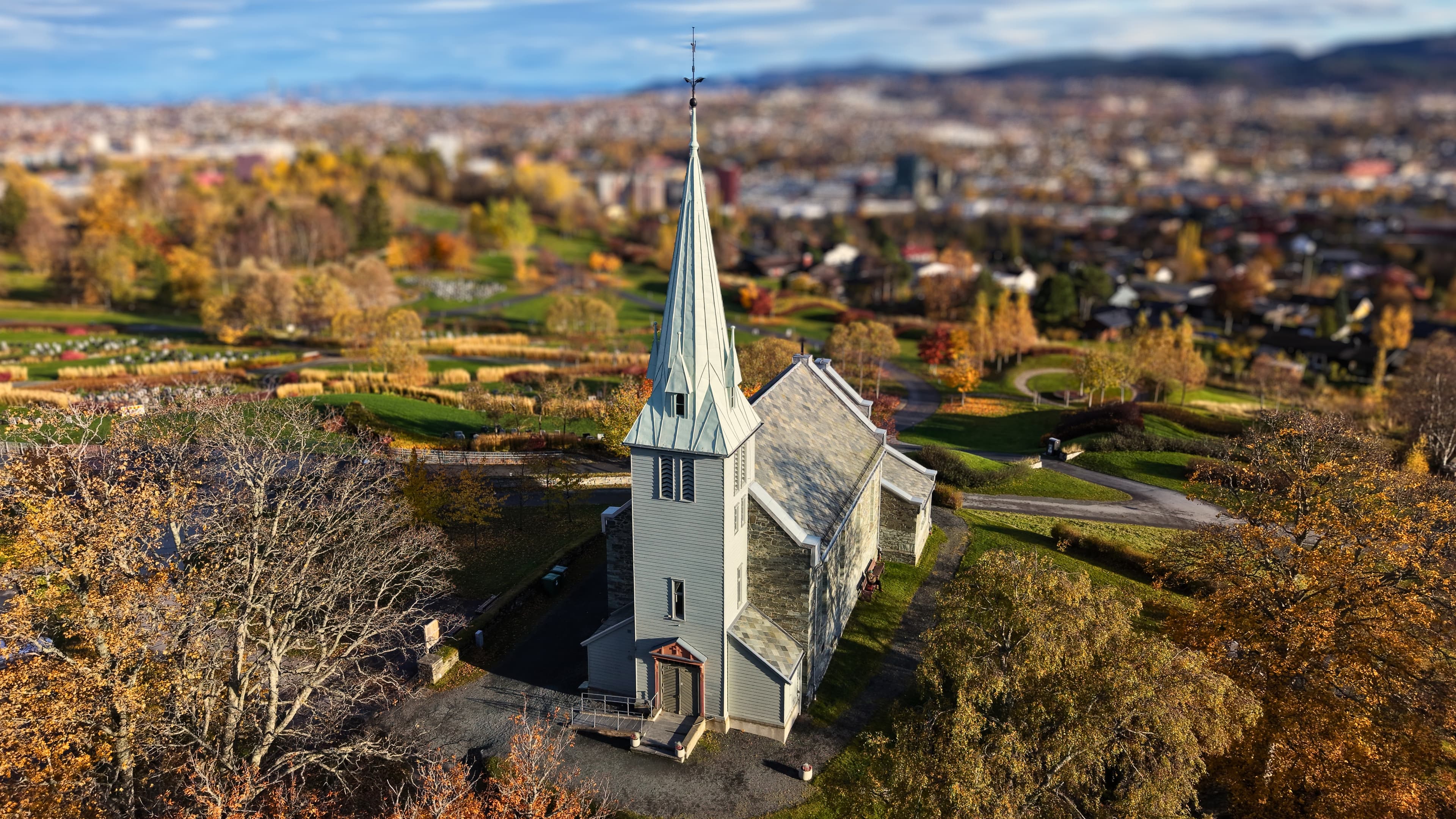 Havstein kirke og gravlund i Trondheim sett fra luften