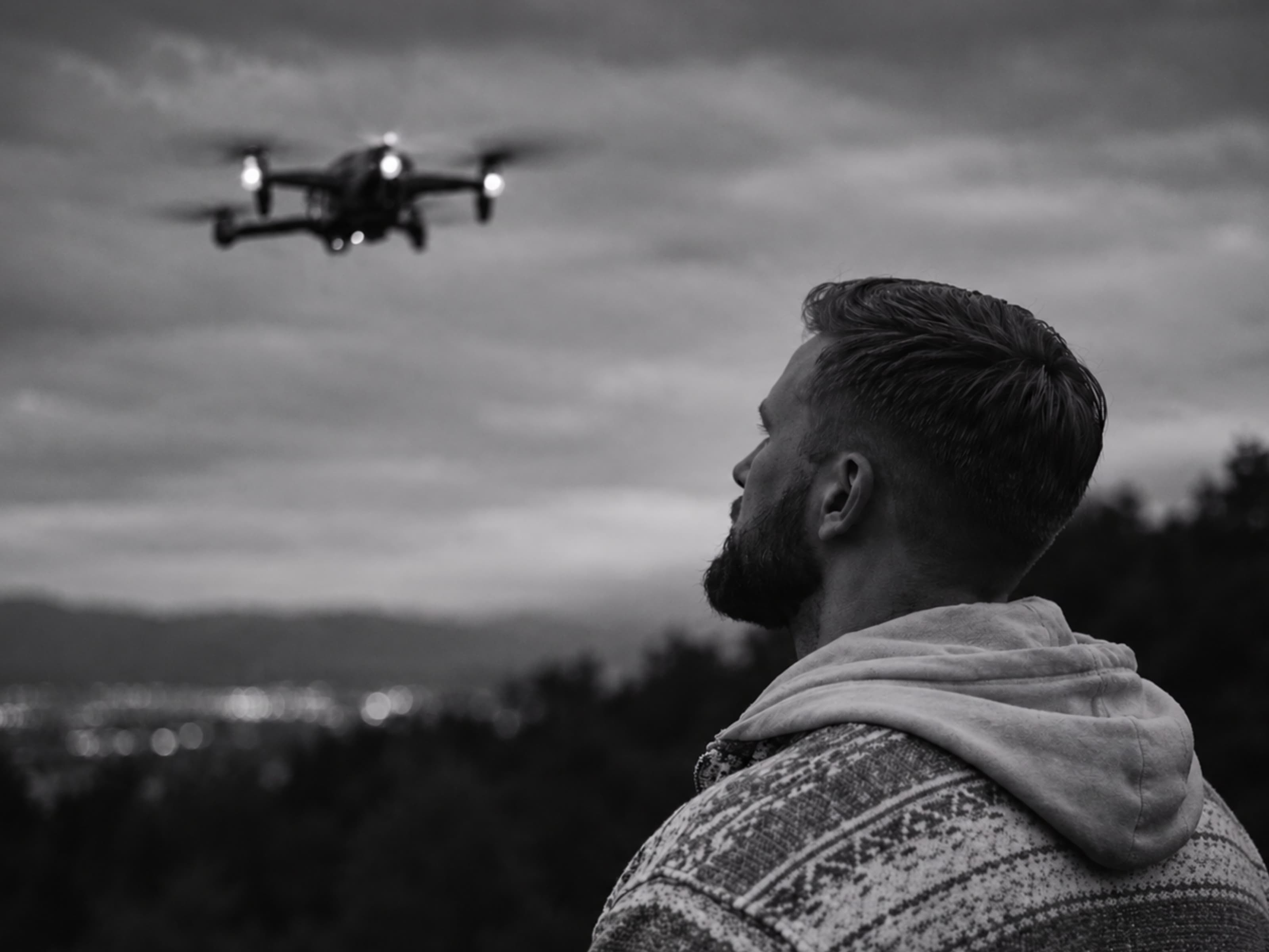 Isak Asprem med en drone i luften